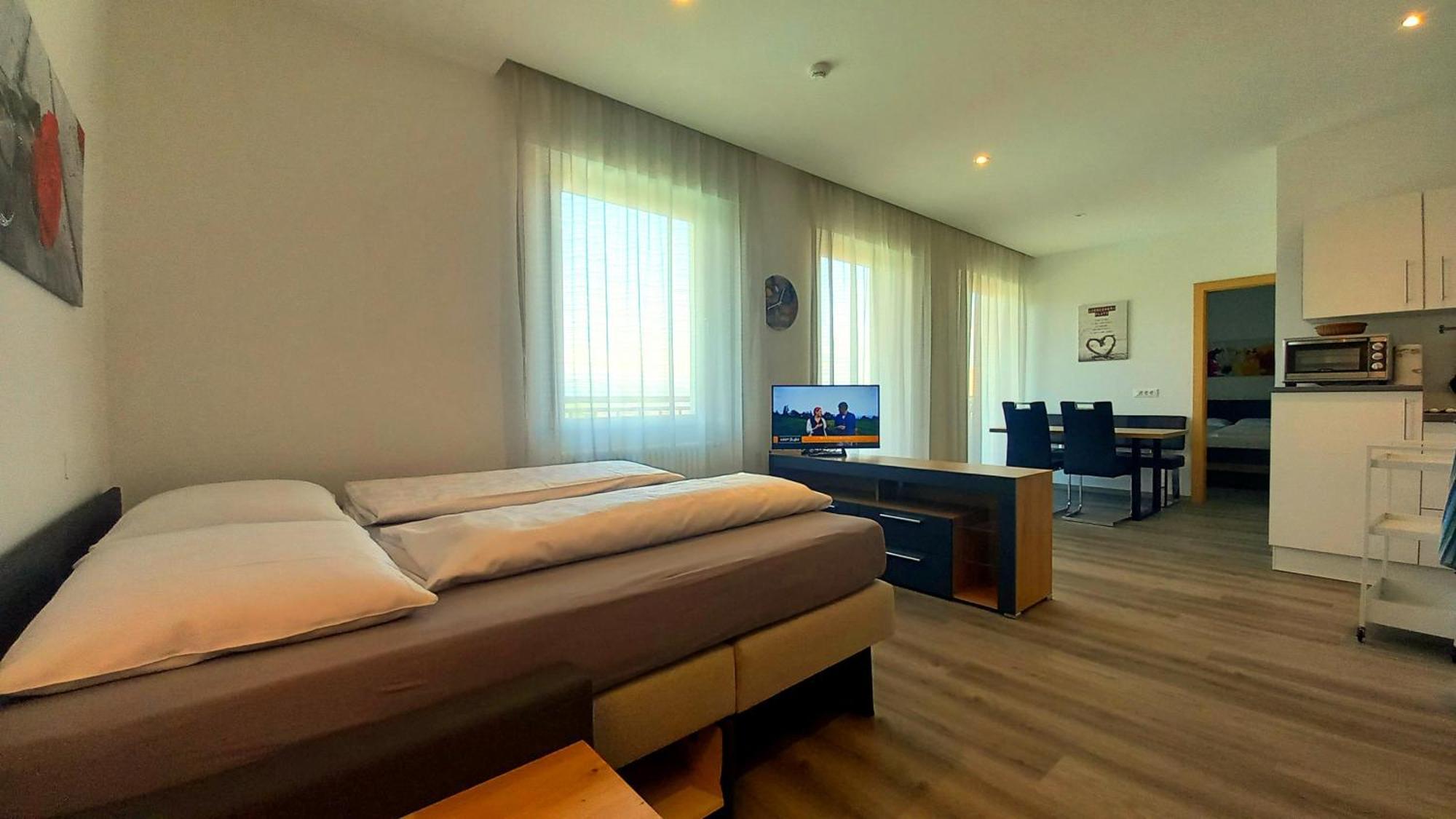 Hotel Garni Gruener Baum Laives Exterior photo